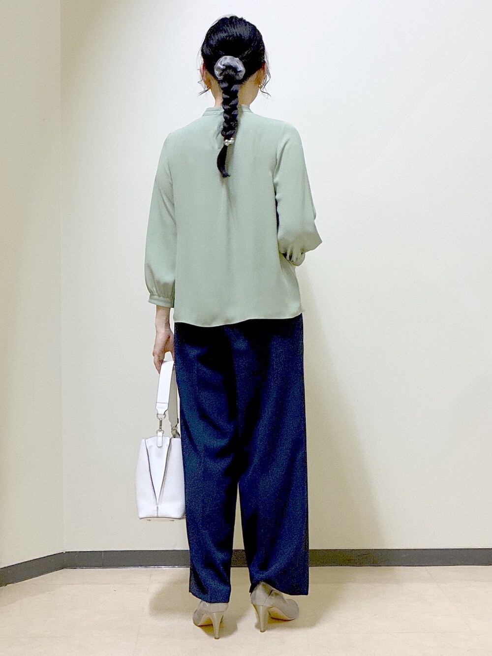 グリーン系のシャツ/ブラウス、グレー系のノーカラージャケット、ブルー系のその他パンツを着用したレディースの春コーディネートの3枚目の写真