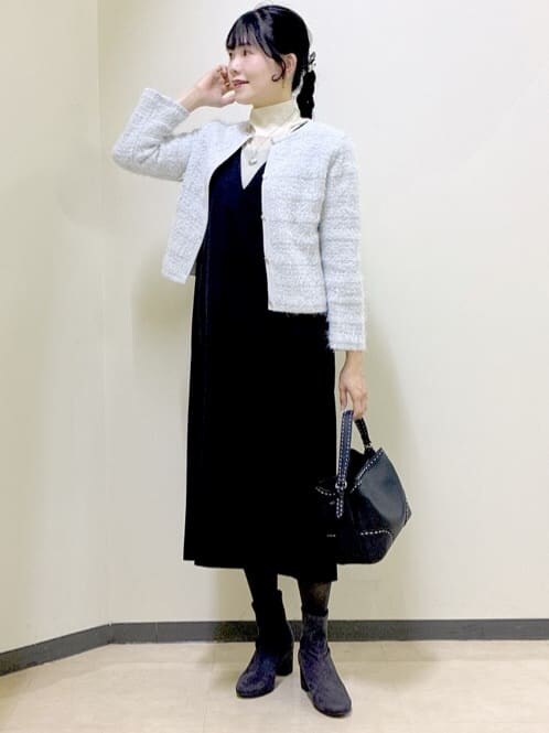 グレー系のカーディガン/ボレロ、ブラック系のワンピース、ホワイト系のTシャツ/カットソーを着用したレディースの冬コーディネートの7枚目の写真