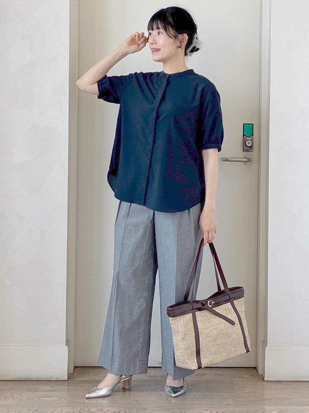 ブルー系のシャツ/ブラウス、ブラック系のその他パンツ、ホワイト系のカーディガン/ボレロを着用したレディースの夏コーディネートの8枚目の写真