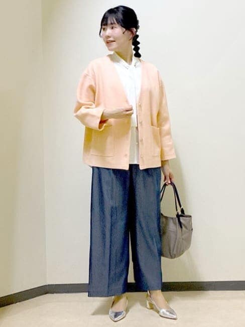 オレンジ系のカーディガン/ボレロ、ホワイト系のシャツ/ブラウス、ブルー系のその他パンツを着用したレディースの冬コーディネートの5枚目の写真