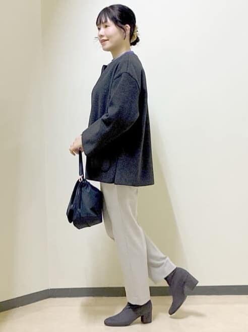 パープル系のニット/セーター、ベージュ系のその他パンツ、グレー系のノーカラーコートを着用したレディースの冬コーディネートの8枚目の写真