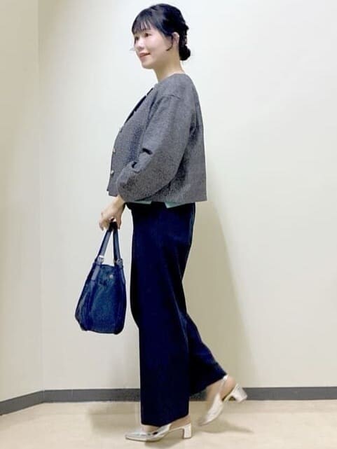 グレー系のノーカラージャケット、グリーン系のニット/セーター、ブルー系のその他パンツを着用したレディースの冬コーディネートの2枚目の写真