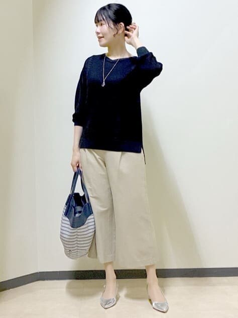 ベージュ系のその他パンツ、ブラック系のニット/セーター、ブルー系のトートバッグを着用したレディースの春コーディネートの8枚目の写真