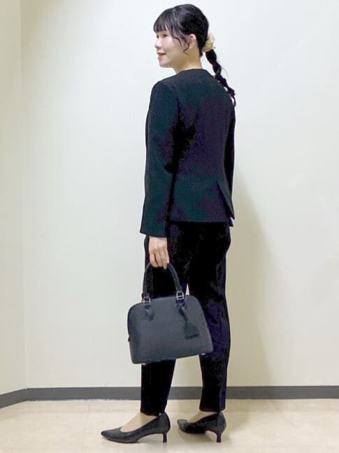 ブラック系のノーカラージャケット、ブラック系のその他パンツ、グレー系のシャツ/ブラウスを着用したレディースの冬コーディネートの4枚目の写真