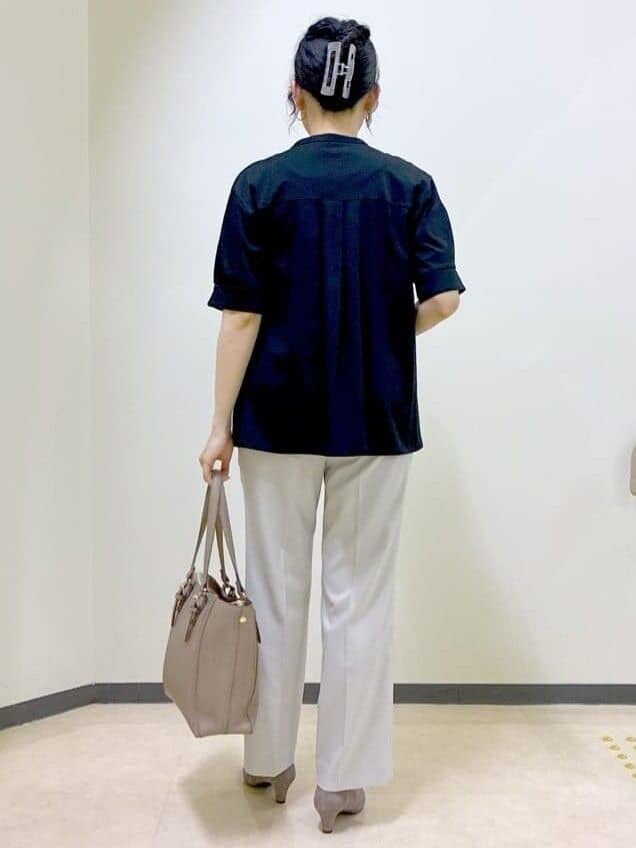 ブラック系のTシャツ/カットソー、ベージュ系のその他パンツ、ブラウン系のトートバッグを着用したレディースの秋コーディネートの3枚目の写真