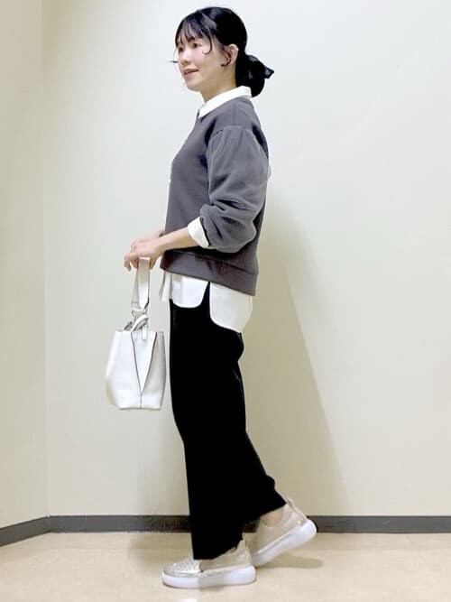 グレー系のTシャツ/カットソー、ホワイト系のシャツ/ブラウス、ブラック系のその他パンツを着用したレディースの春コーディネートの2枚目の写真