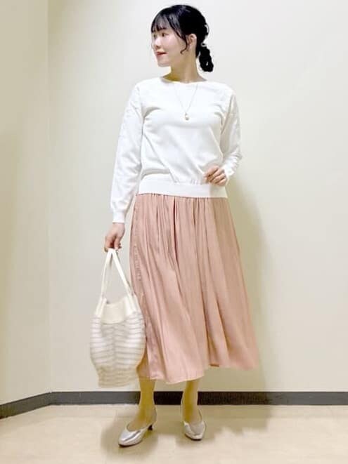ホワイト系のワンピース、オレンジ系のその他パンツ、シルバー系のパンプスを着用したレディースの春コーディネートの10枚目の写真