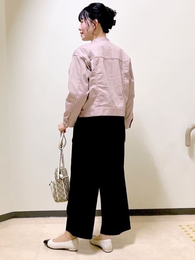 ホワイト系のニット/セーター、ピンク系のデニムジャケット、ブラック系のその他パンツを着用したレディースの春コーディネートの9枚目の写真