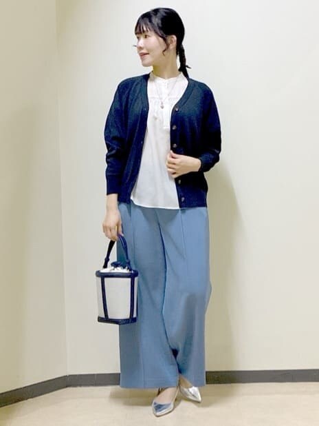 ベージュ系のシャツ/ブラウス、ベージュ系のノーカラージャケット、ブルー系のその他パンツを着用したレディースの春コーディネートの8枚目の写真
