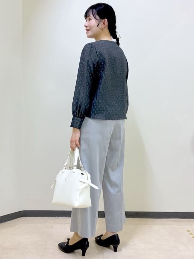 グレー系のシャツ/ブラウス、グレー系のその他パンツ、ベージュ系のテーラードジャケットを着用したレディースの春コーディネートの4枚目の写真