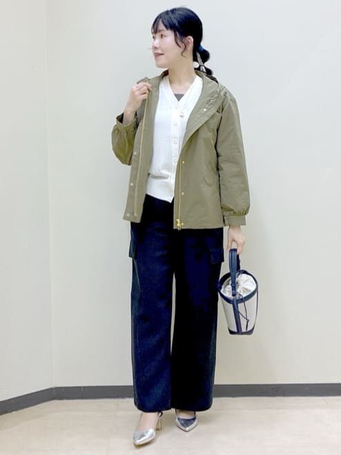 ホワイト系のカーディガン/ボレロ、グリーン系のタンクトップ、ブラック系のその他パンツを着用したレディースの春コーディネートの10枚目の写真