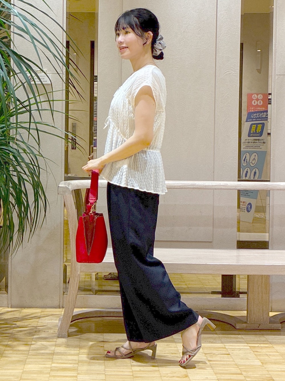 ホワイト系のシャツ/ブラウス、ブルー系のその他パンツ、ベージュ系のタンクトップを着用したレディースの夏コーディネートの2枚目の写真