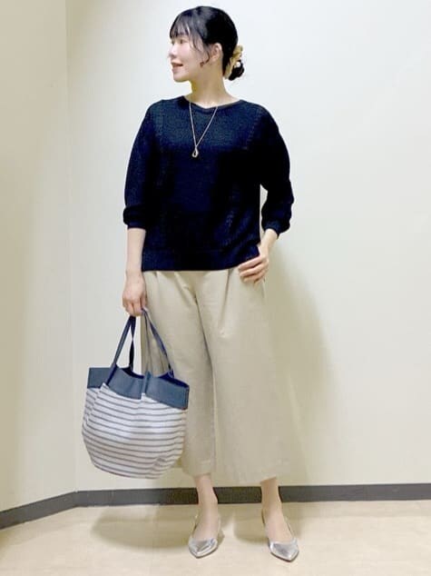 ベージュ系のその他パンツ、ブラック系のニット/セーター、ブルー系のトートバッグを着用したレディースの春コーディネートの10枚目の写真