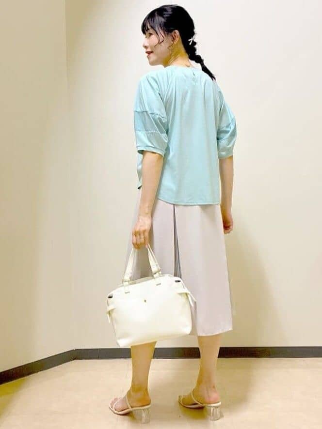 ブルー系のTシャツ/カットソー、ベージュ系のスカート、グリーン系のTシャツ/カットソーを着用したレディースの夏コーディネートの10枚目の写真