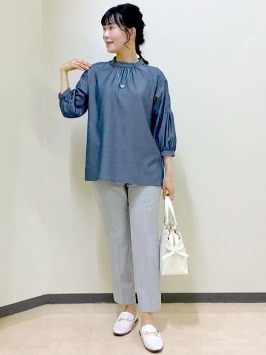 ブルー系のシャツ/ブラウス、グレー系のその他パンツ、ホワイト系のトートバッグを着用したレディースの夏コーディネートの9枚目の写真