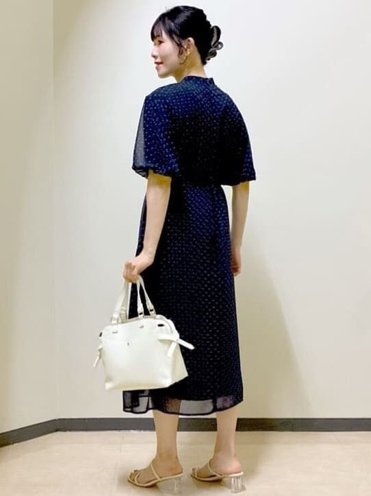 ブルー系のワンピース、グレー系のカーディガン/ボレロ、ホワイト系のトートバッグを着用したレディースの夏コーディネートの10枚目の写真