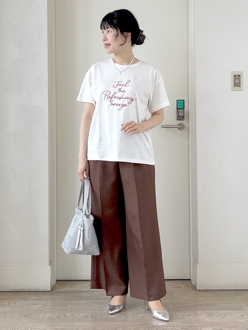 ホワイト系のTシャツ/カットソー、ブラック系のベスト、ブラウン系のその他パンツを着用したレディースの春コーディネートの10枚目の写真