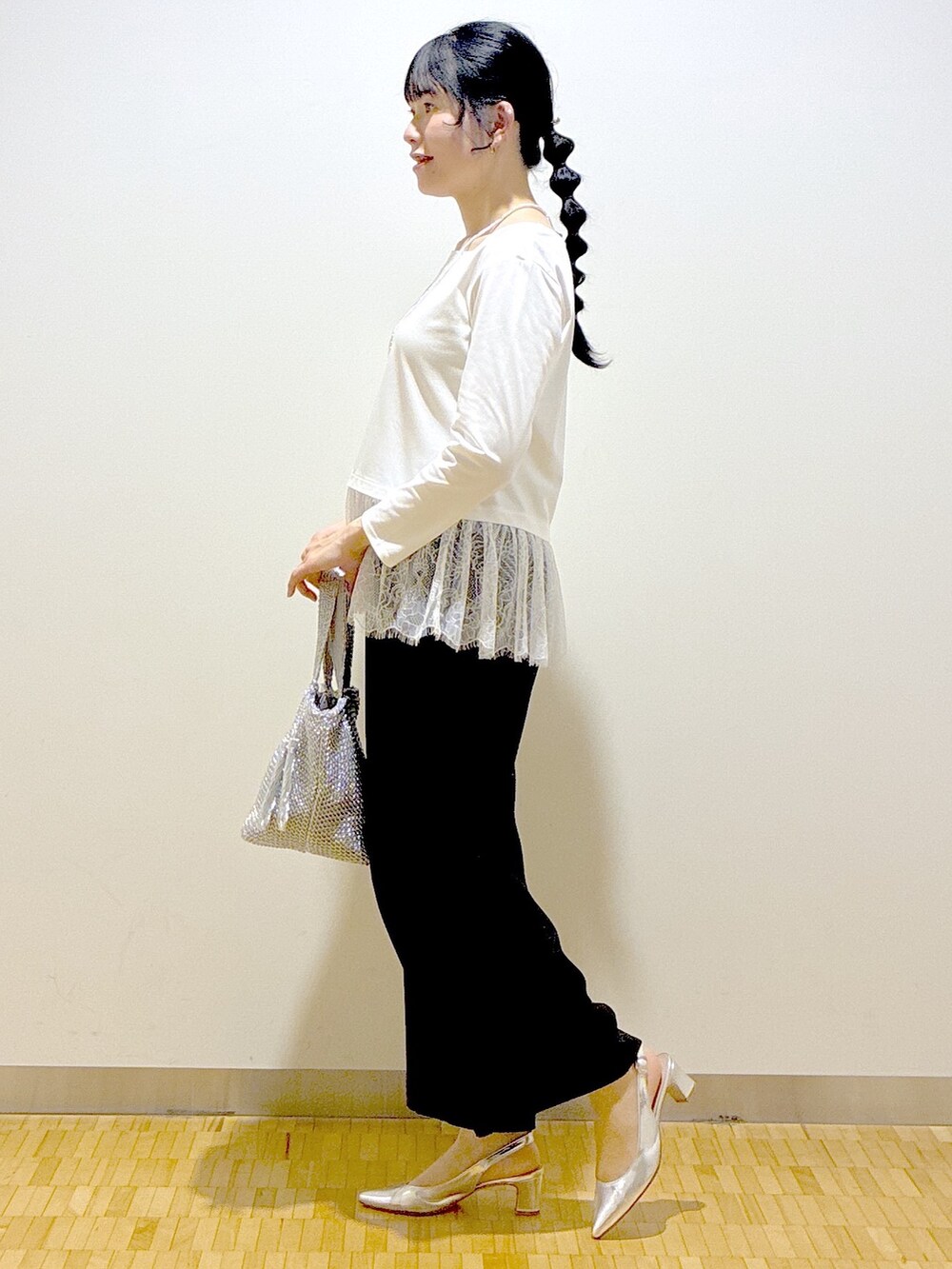 ブラック系のその他パンツ、ベージュ系のブルゾン、ホワイト系のTシャツ/カットソーを着用したレディースの春コーディネートの2枚目の写真
