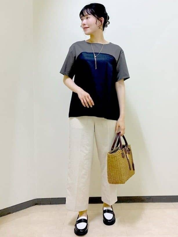 グリーン系のTシャツ/カットソー、ベージュ系のその他パンツ、イエロー系のトートバッグを着用したレディースの春コーディネートの5枚目の写真