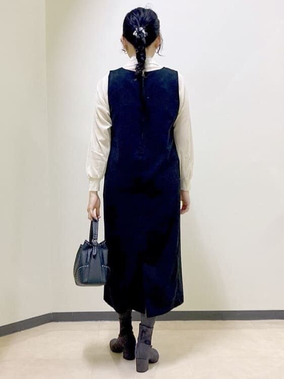ブラック系のワンピース、ホワイト系のTシャツ/カットソー、ブラック系のタンクトップを着用したレディースの冬コーディネートの3枚目の写真
