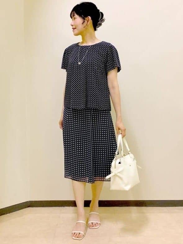 ブルー系のシャツ/ブラウス、ブルー系のスカート、ホワイト系のカーディガン/ボレロを着用したレディースの夏コーディネートの7枚目の写真
