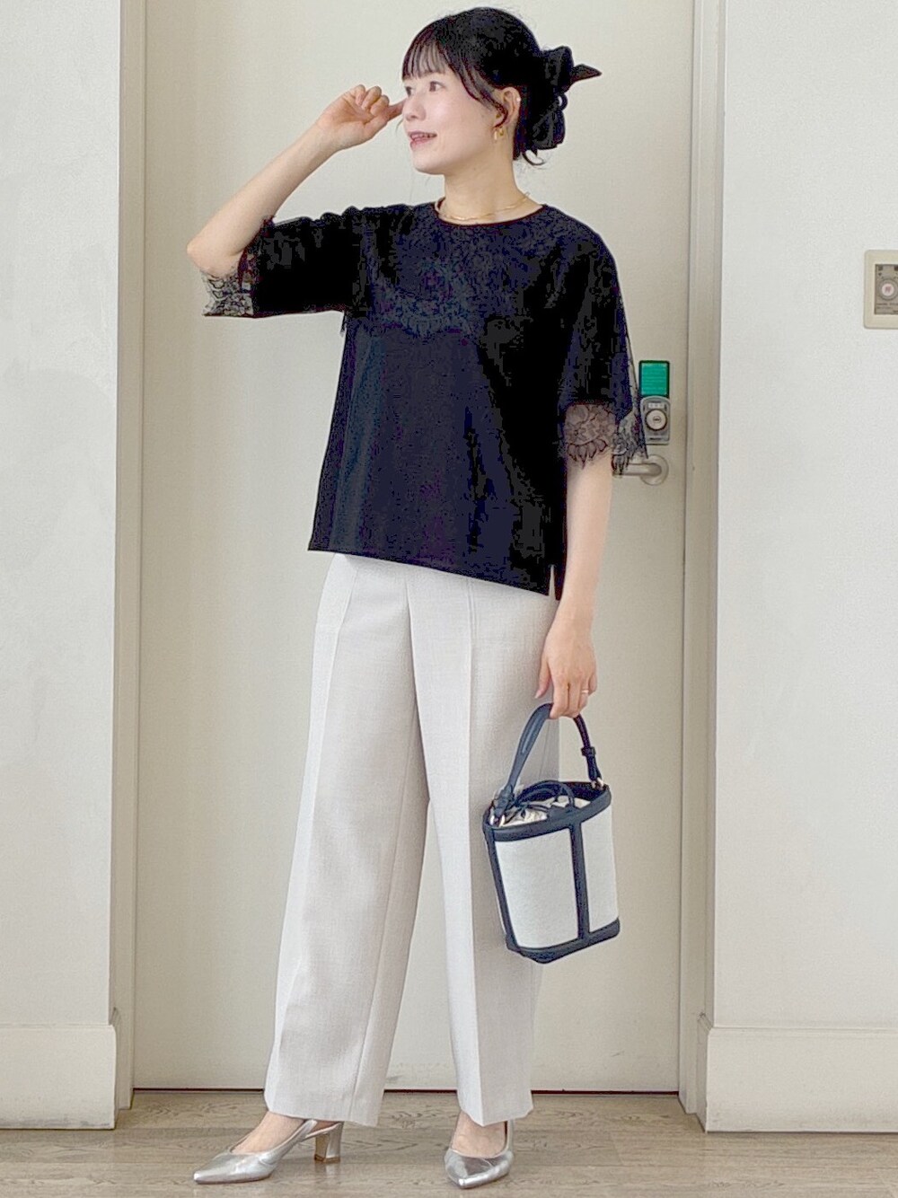 ホワイト系のカーディガン/ボレロ、ブラック系のTシャツ/カットソー、ベージュ系のその他パンツを着用したレディースの夏コーディネートの9枚目の写真