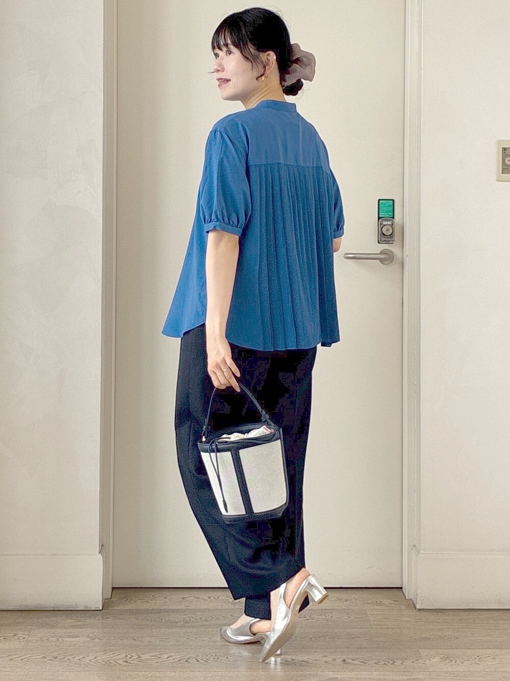 ブルー系のシャツ/ブラウス、ブルー系のその他パンツ、ブルー系のショルダーバッグを着用したレディースの夏コーディネートの4枚目の写真