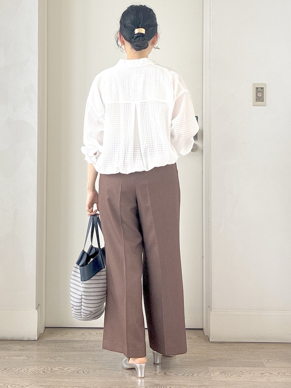 ホワイト系のシャツ/ブラウス、ブルー系のトートバッグ、ブラウン系のその他パンツを着用したレディースの春コーディネートの3枚目の写真
