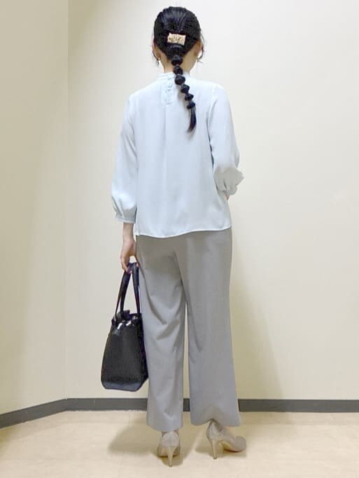 グレー系のその他パンツ、ブルー系のシャツ/ブラウス、ブルー系のテーラードジャケットを着用したレディースの春コーディネートの3枚目の写真