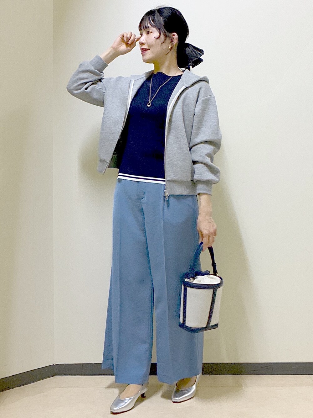 ベージュ系のノーカラージャケット、ブルー系のその他パンツ、ブルー系のニット/セーターを着用したレディースの春コーディネートの8枚目の写真
