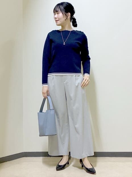 ブルー系のニット/セーター、グレー系のその他パンツ、ブルー系のショルダーバッグを着用したレディースの春コーディネートの8枚目の写真