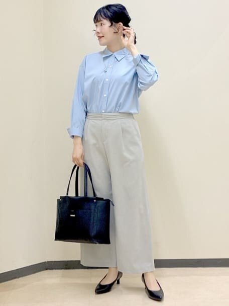 ブルー系のカーディガン/ボレロ、ブルー系のシャツ/ブラウス、グレー系のその他パンツを着用したレディースの春コーディネートの6枚目の写真