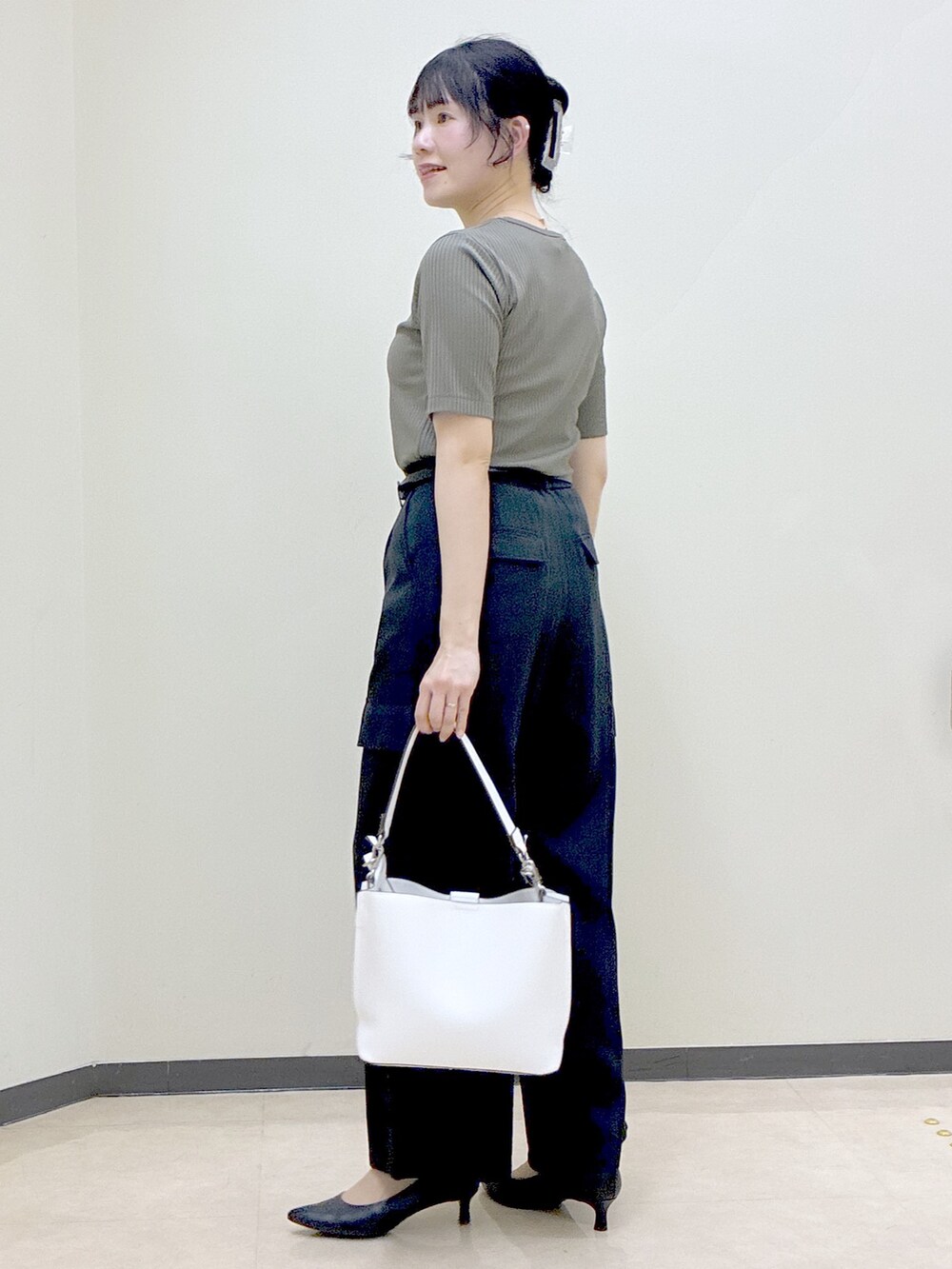 グリーン系のTシャツ/カットソー、グレー系のブルゾン、ブラック系のその他パンツを着用したレディースの春コーディネートの4枚目の写真
