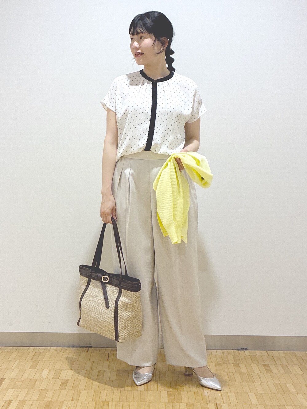 ブルー系のシャツ/ブラウス、ベージュ系のその他パンツ、イエロー系のトートバッグを着用したレディースの春コーディネートの9枚目の写真