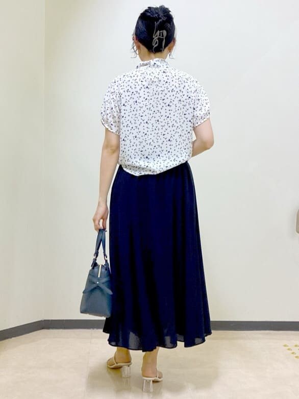 ホワイト系のシャツ/ブラウス、ブルー系のスカート、ホワイト系のカーディガン/ボレロを着用したレディースの夏コーディネートの3枚目の写真