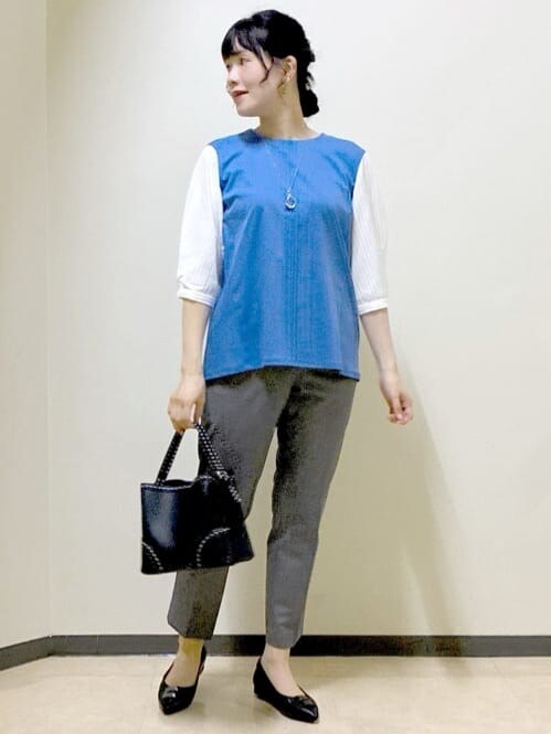 ブルー系のTシャツ/カットソー、ブラック系のその他パンツ、ブラック系のカーディガン/ボレロを着用したレディースの秋コーディネートの5枚目の写真
