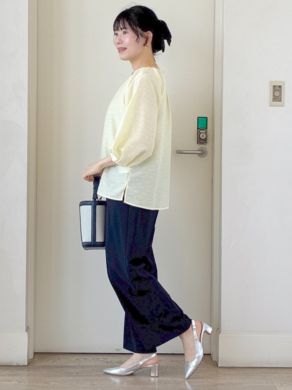 イエロー系のシャツ/ブラウス、ブルー系のその他パンツ、ブルー系のショルダーバッグを着用したレディースの夏コーディネートの2枚目の写真