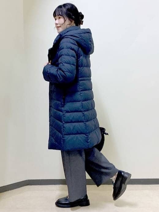 ブルー系のダウンジャケット/コート、ピンク系のニット/セーター、ブルー系のその他パンツを着用したレディースの秋コーディネートの2枚目の写真