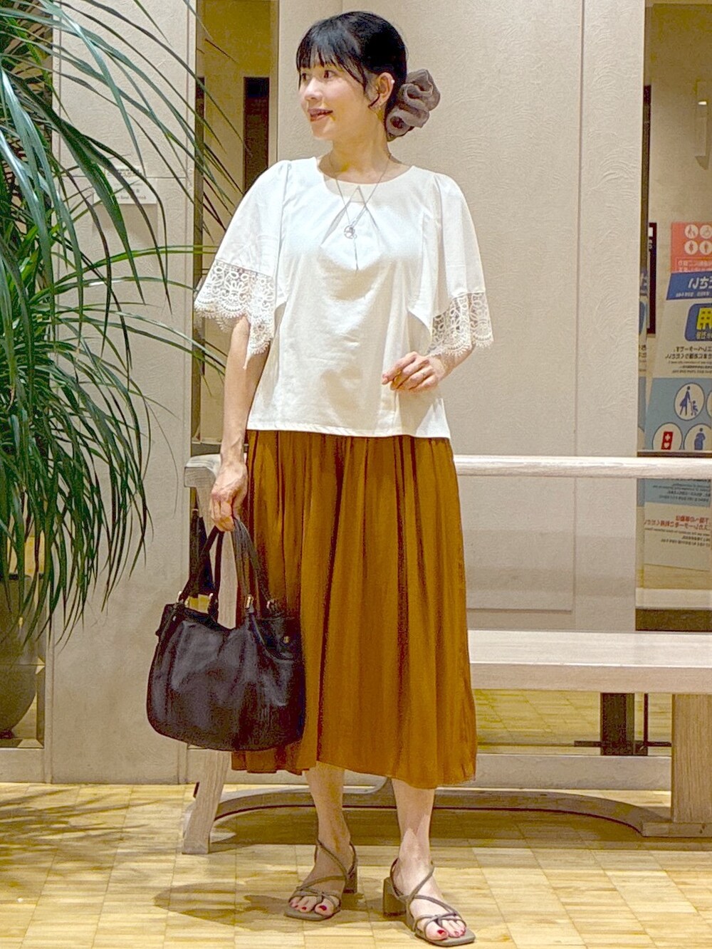 ホワイト系のTシャツ/カットソー、レッド系のその他パンツ、ベージュ系のブルゾンを着用したレディースの夏コーディネートの7枚目の写真