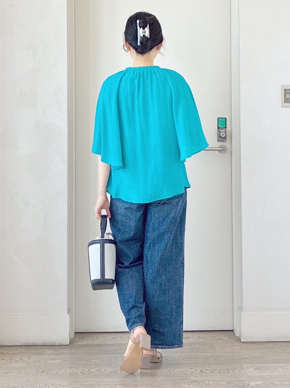 ブルー系のシャツ/ブラウス、ベージュ系のタンクトップ、ブルー系のデニムパンツを着用したレディースの夏コーディネートの3枚目の写真