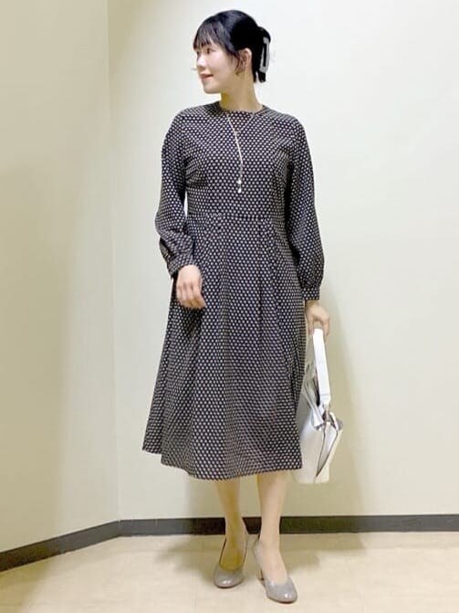 ベージュ系のワンピース、グリーン系のカーディガン/ボレロ、ホワイト系のトートバッグを着用したレディースの春コーディネートの5枚目の写真