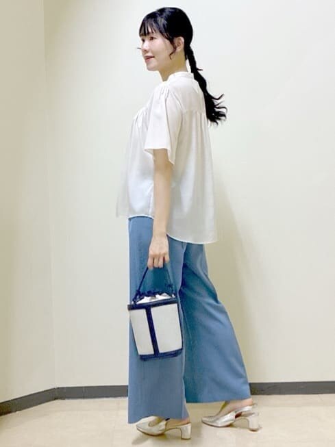 ベージュ系のシャツ/ブラウス、ベージュ系のノーカラージャケット、ブルー系のその他パンツを着用したレディースの春コーディネートの10枚目の写真
