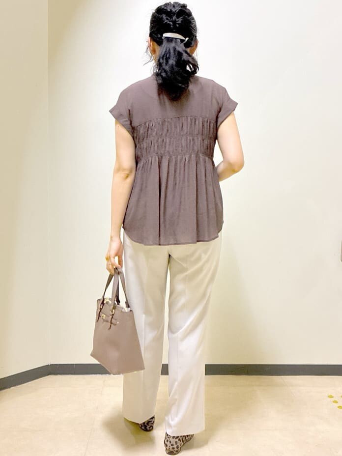 ブラウン系のシャツ/ブラウス、ベージュ系のその他パンツ、ブラウン系のハンドバッグを着用したレディースの秋コーディネートの3枚目の写真