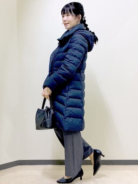 ブルー系のニット/セーター、ブルー系のその他パンツ、ブルー系のダウンジャケット/コートを着用したレディースの冬コーディネートの10枚目の写真