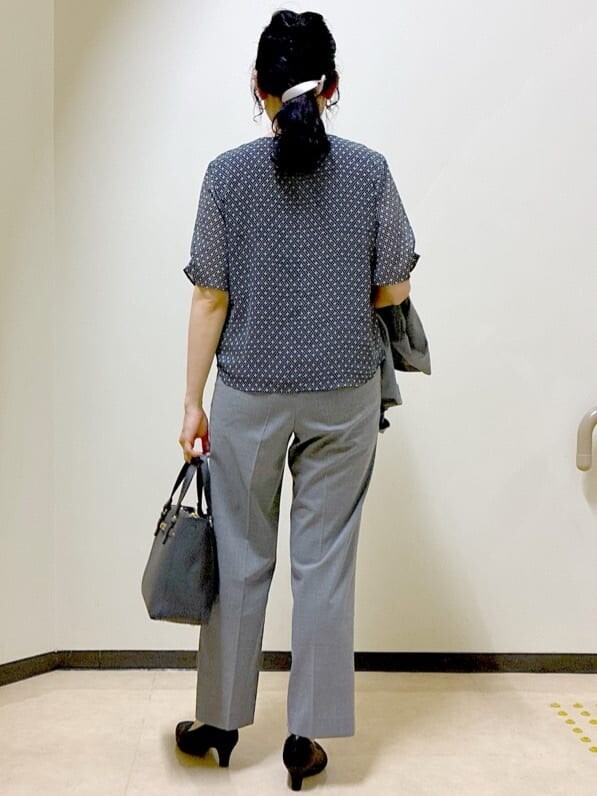 グレー系のノーカラージャケット、ブルー系のシャツ/ブラウス、グレー系のその他パンツを着用したレディースの夏コーディネートの3枚目の写真
