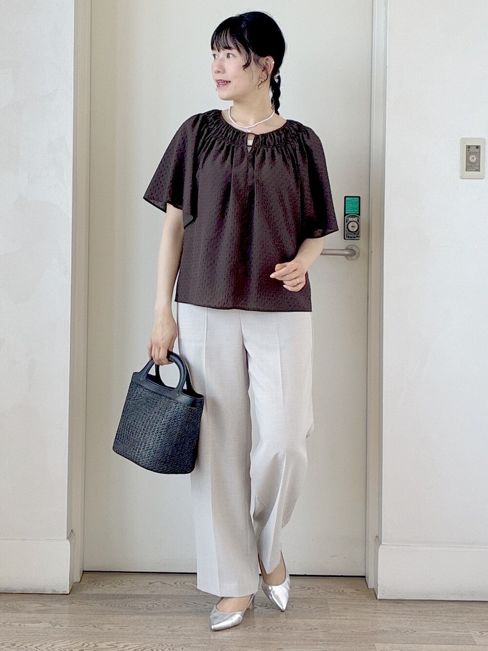 ベージュ系のその他パンツ、ブラウン系のシャツ/ブラウス、ブラック系のショルダーバッグを着用したレディースの春コーディネートの7枚目の写真