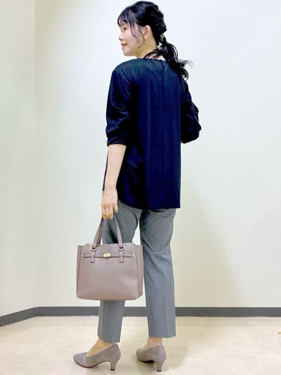 ブルー系のTシャツ/カットソー、ブラック系のその他パンツ、ブラック系のシャツ/ブラウスを着用したレディースの夏コーディネートの4枚目の写真