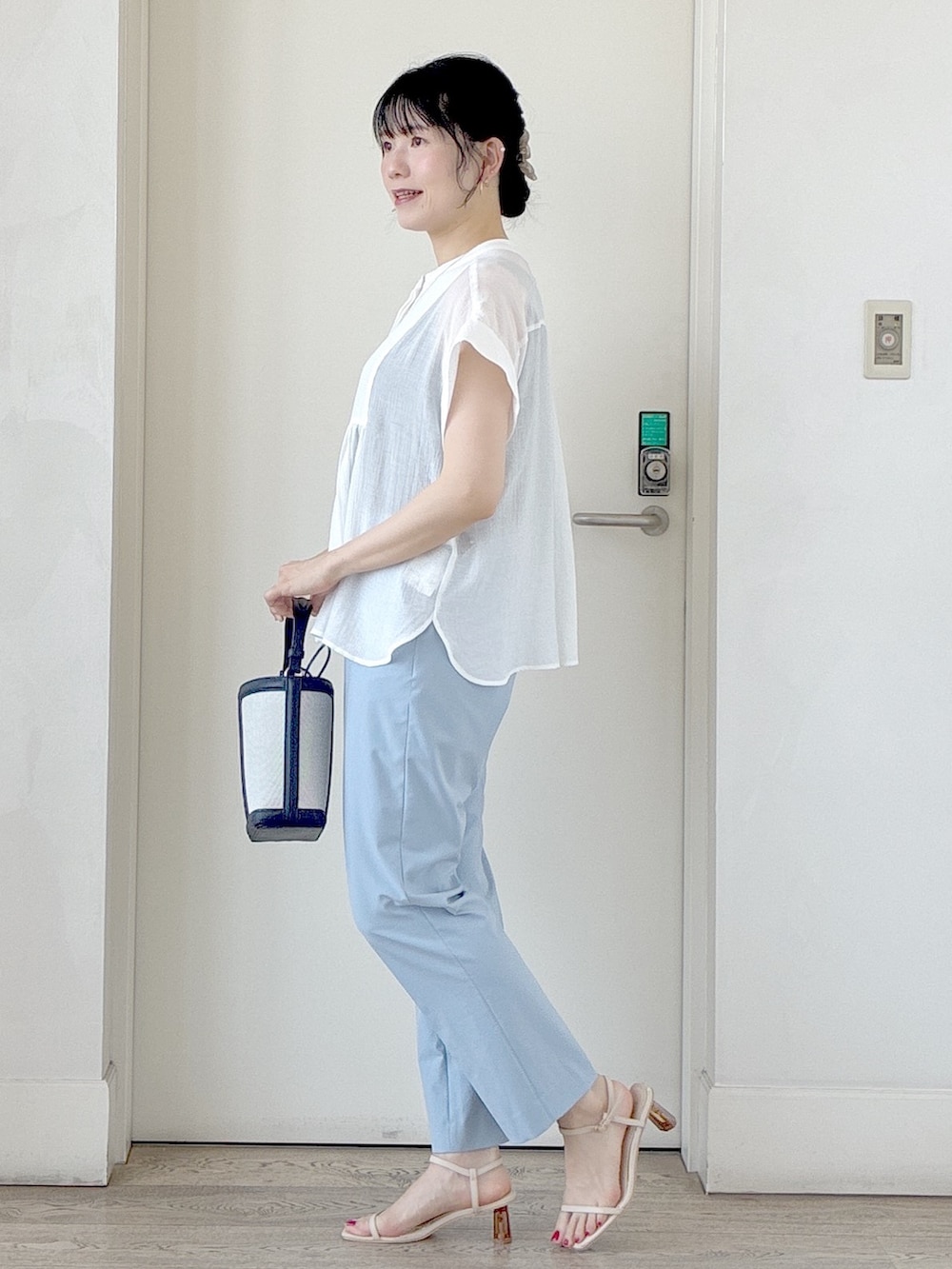 ホワイト系のシャツ/ブラウス、ブラック系のタンクトップ、ブルー系のその他パンツを着用したレディースの夏コーディネートの2枚目の写真
