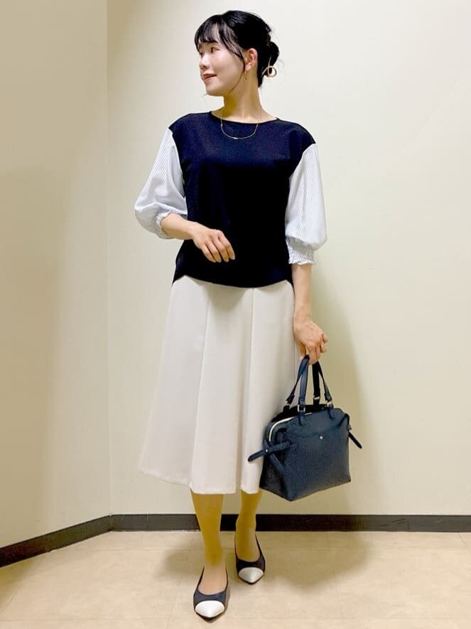 ブルー系のシャツ/ブラウス、ベージュ系のスカート、ブルー系のその他パンツを着用したレディースの春コーディネートの7枚目の写真