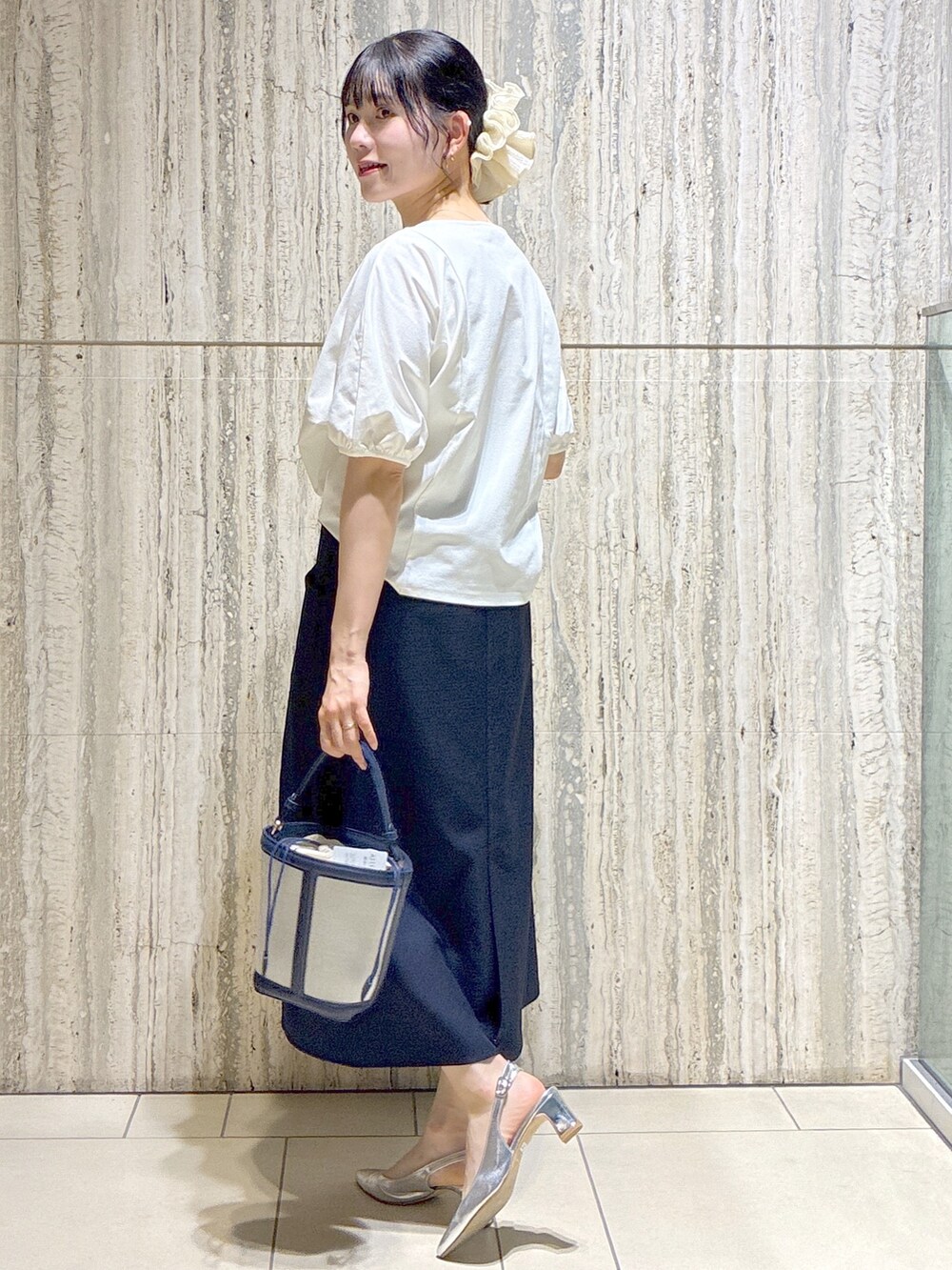 ホワイト系のTシャツ/カットソー、イエロー系のカーディガン/ボレロ、ブルー系のスカートを着用したレディースの夏コーディネートの4枚目の写真